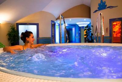 Hotel Kristály jakuzzi-ja a Balatonnál Keszthelyen - ✔️ Kristály Hotel**** Keszthely - akciós balatoni wellness Hotel Keszthelyen