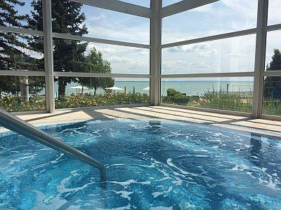 Wellness hotel Balatonkenesén 4* Hotel Marina-Port jacuzzija - ✔️ Hotel Marina Port**** Balatonkenese - Akciós félpanziós gyermekbarát wellness hotel a Balatonnál